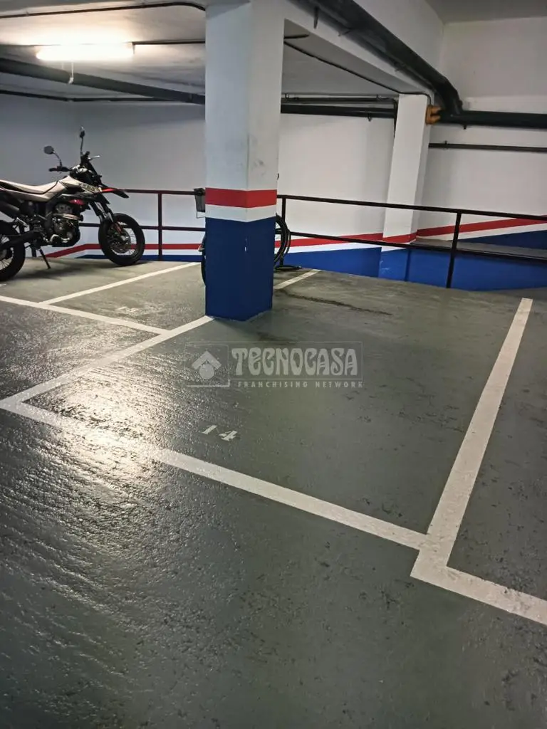 Plaza de Garaje en Venta en Eixample - Parking para Coche Grande