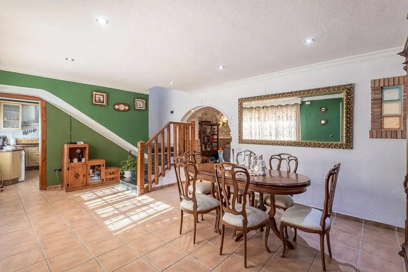 Chalet en Granada ciudad 3 dormitorios 200m2 con cueva
