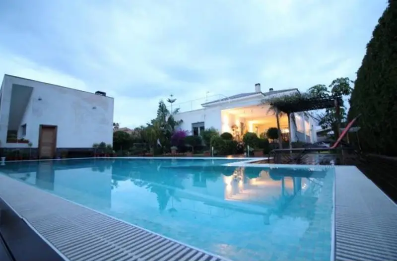 Venta Chalet con Terraza en Elche 6 habitaciones 3 baños