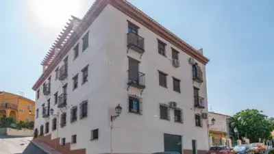 Piso en Venta en Granada: 2 Dormitorios, Patio y Garaje Incluido