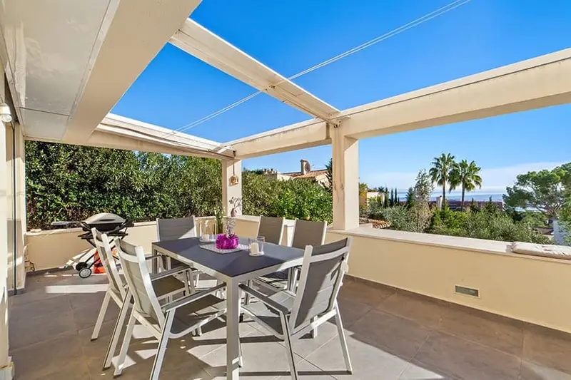 Apartamento en Cas Catala con Vistas al Mar y Jardin Privado