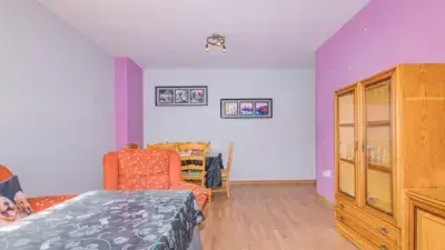 Piso en Venta La Zubia: Amplio y Luminoso