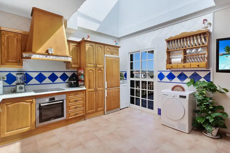 Chalet con Piscina y Apartamento en San Roque