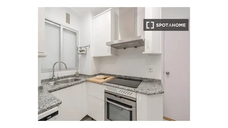 Se alquila habitación en apartamento de 5 dormitorios en el Retiro, Madrid.