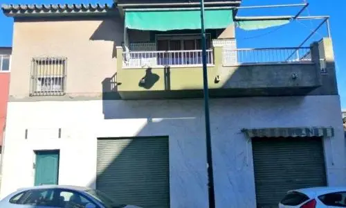 Casa con Local Comercial 178m2 Carlos Haya 3 Dormitorios