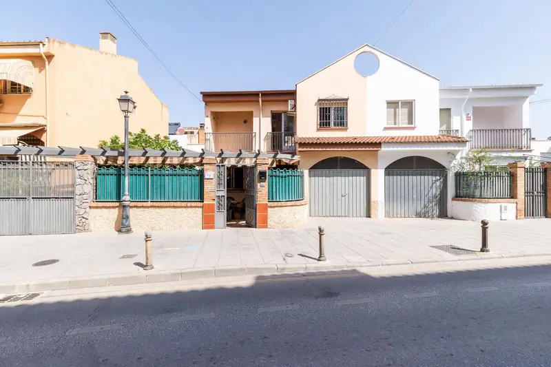 Chalet Pareado en La Zubia Granada: 3 Dormitorios 2 Banos Jardin