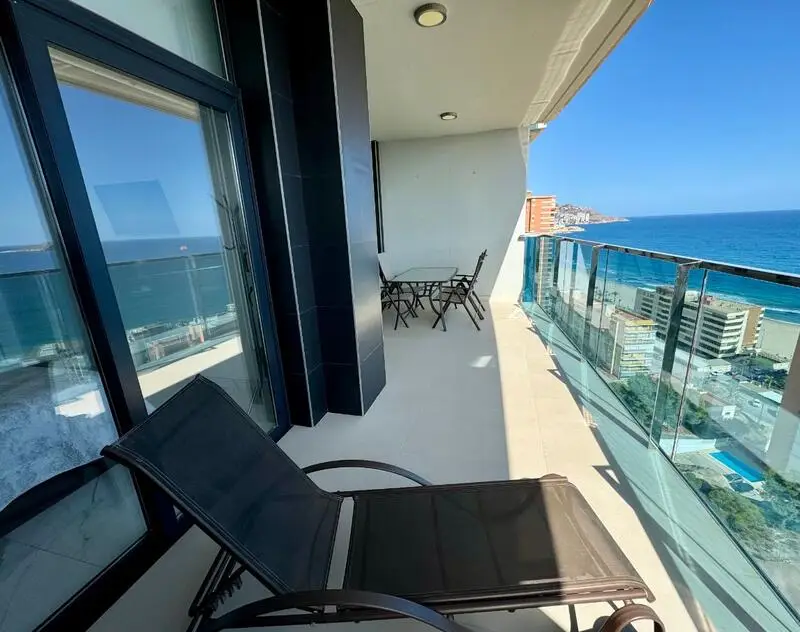Apartamento en Benidorm con Vistas al Mar 2 Dormitorios y Terraza