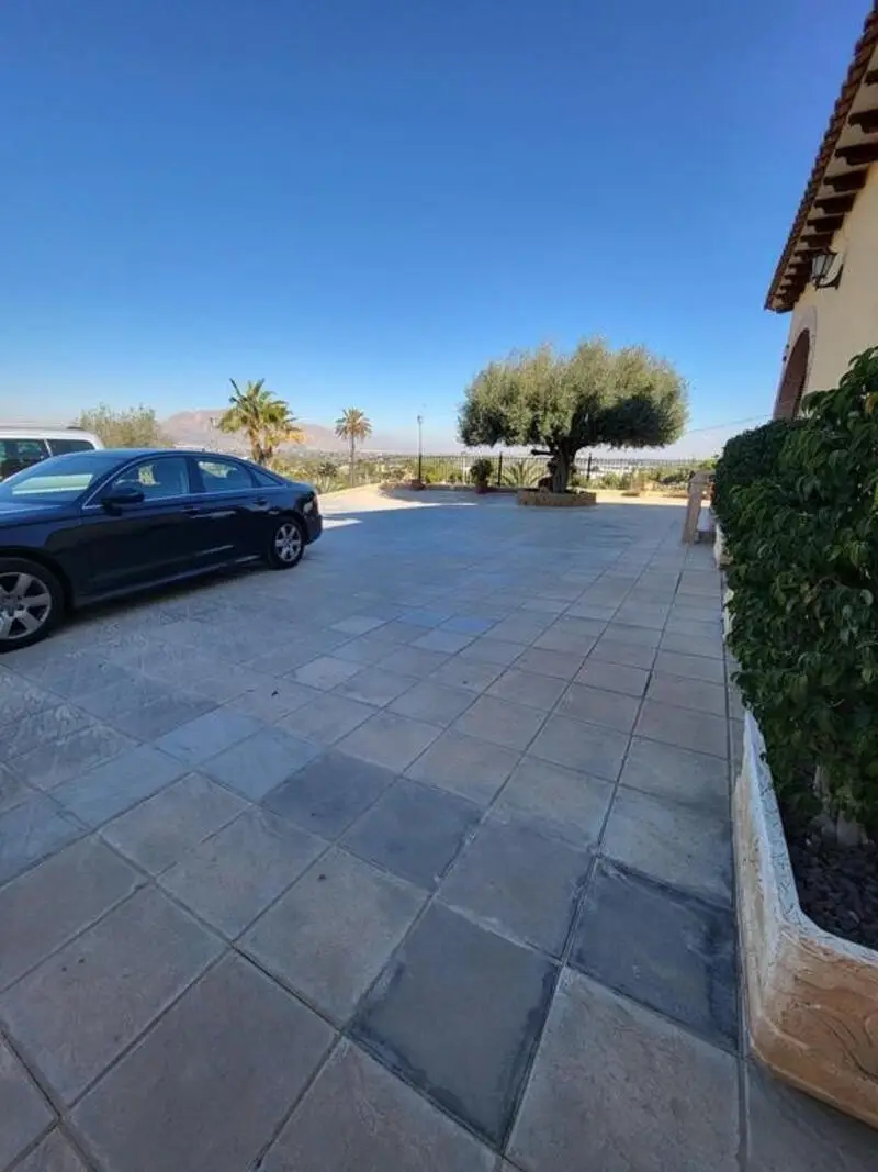 Villa de Lujo con 4 Dormitorios y Piscina Privada en Bigastro