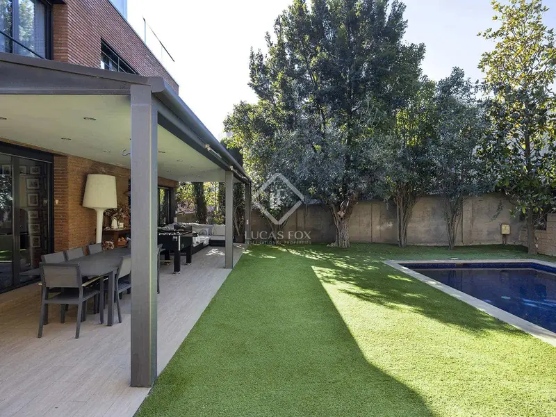 Chalet en venta en Barcelona: Lujosa vivienda familiar con piscina y vistas