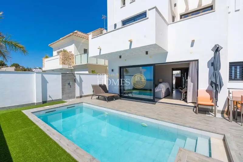 Chalet Moderno en Venta en Nerja 5 Dormitorios Vistas al Mar
