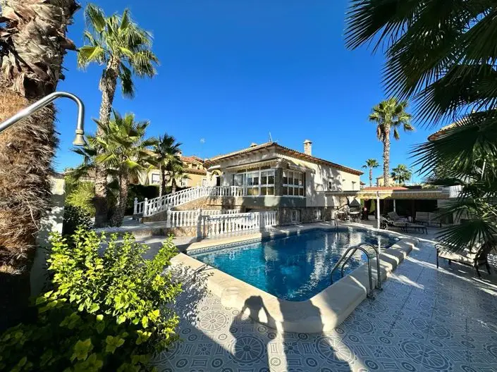 Villa de Lujo 6 Dormitorios en Venta - Oferta Flash