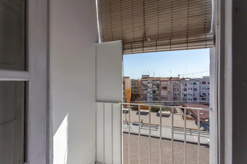 Habitacion con varias camas en piso de 5 habitaciones