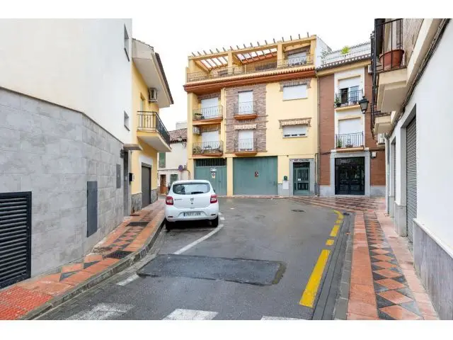 Piso con Garaje en Armilla: Céntrico y Luminoso