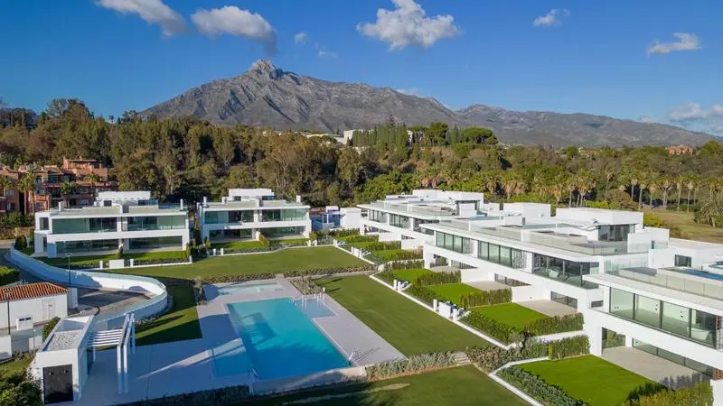 3 Villas Adosadas de Lujo en Marbella Cerca de la Playa