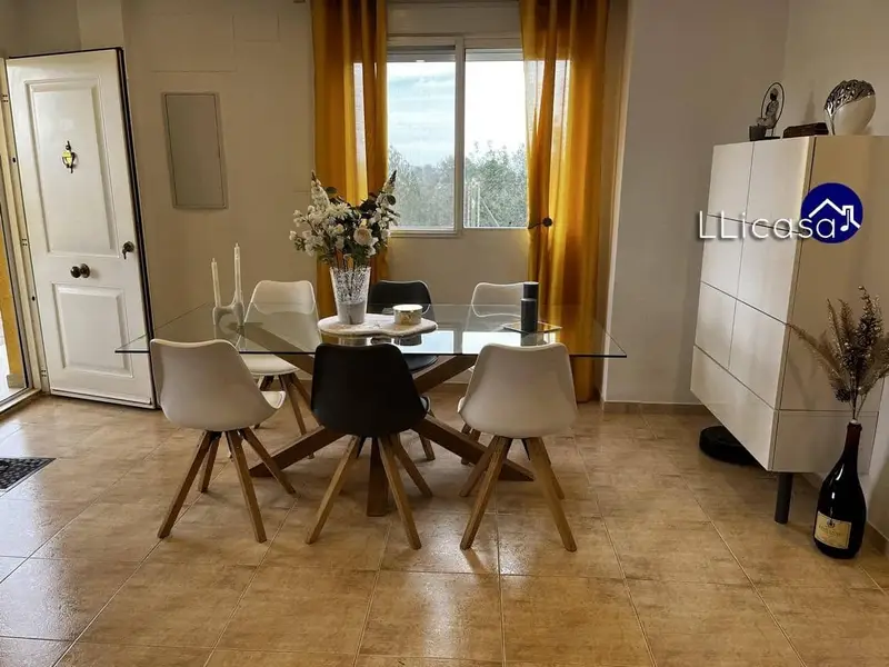 Chalet Pareado en Turis Valencia con Piscina y Placas Solares