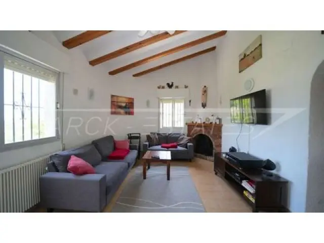 Casa en Venta en Benidoleig con Vistas al Mar y Piscina Privada