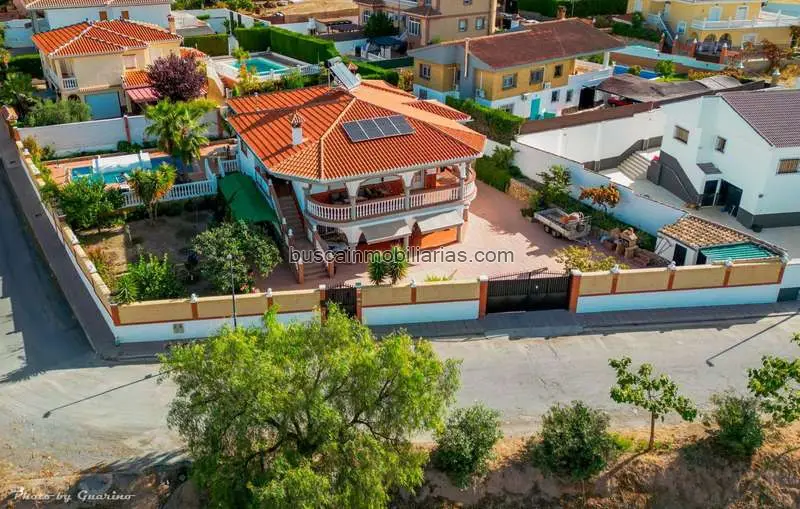 Chalet en Venta en Padul: Amplio y con Piscina