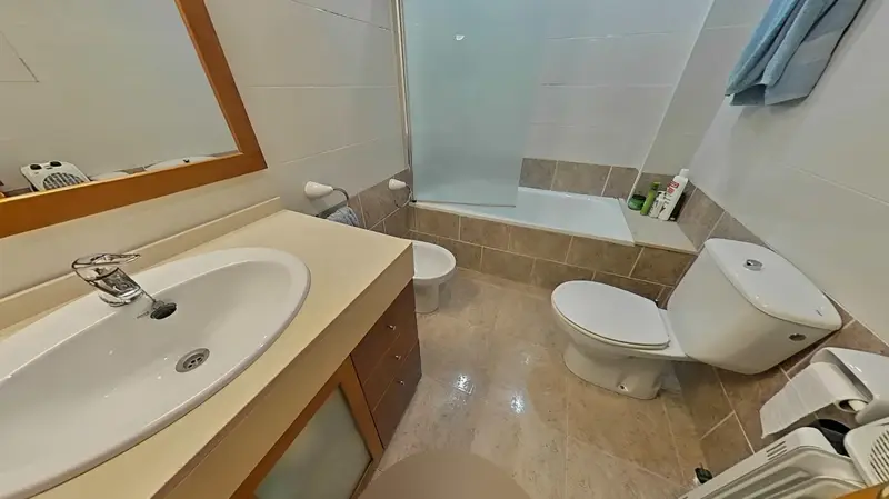 Piso en venta. Piso con cuatro habitaciones exteriores, dos baños, un amplio comedor y plaza de parking. Ubicado en la mejor zona de la Girada.