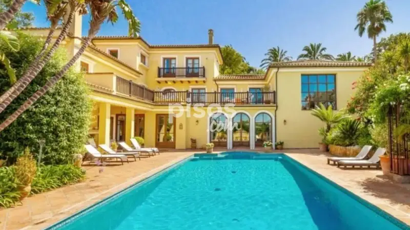 Chalet en Sotogrande Alto con Vistas Panorámicas y Piscina