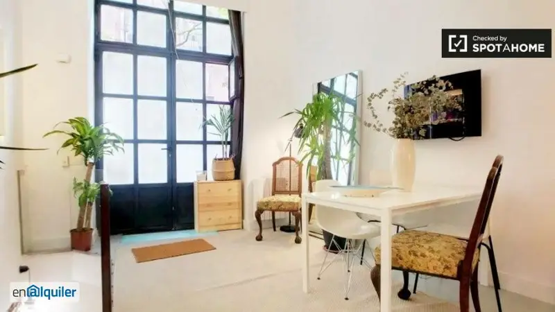 Dúplex 2 Dormitorios Lavapiés: Encanto único y aparcamiento privado