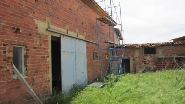 Gran Casa de Ladrillo con Terreno en Los Oteros