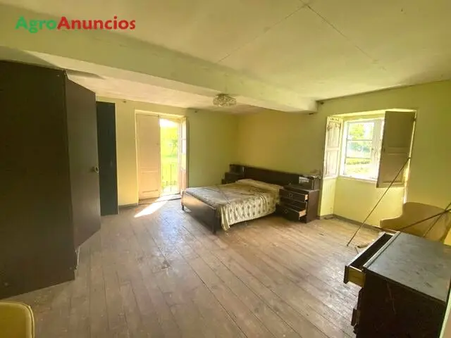 Venta  de Casa de piedra con finca llana y bodega en A Coruña