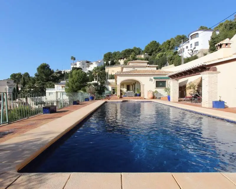 Villa de Lujo con Vistas Panorámicas al Mar en Benissa
