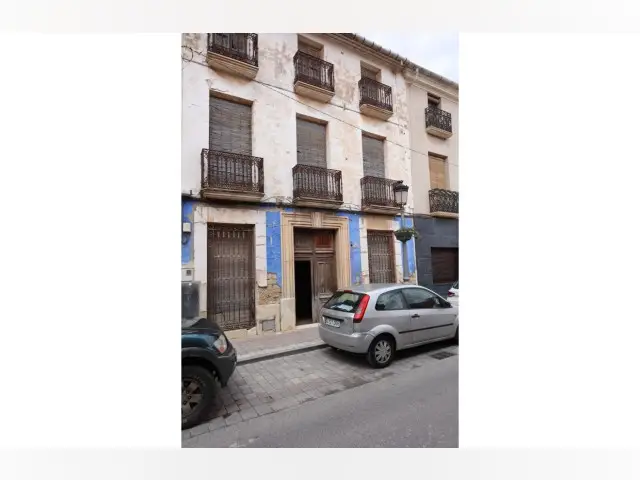 Casa de 6 Dormitorios en Pinoso  Oportunidad de Inversion