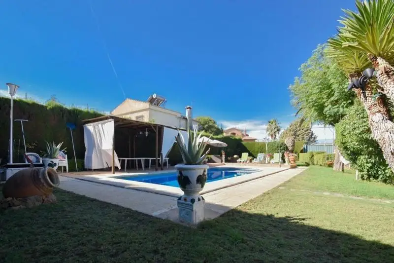 Chalet en Venta en Nueva Otura con Piscina y Gran Jardin
