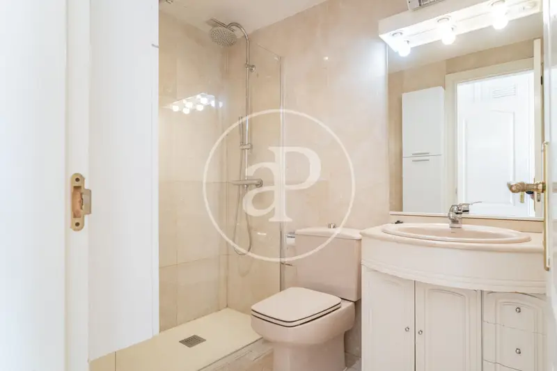 Piso en venta en Aravaca: 3 dormitorios, 2 baños, urbanizaci	ón privada