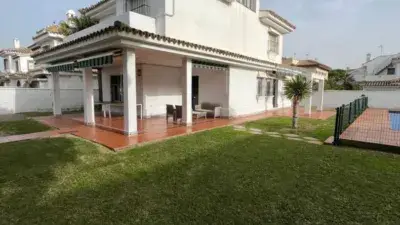 Chalet en Primera Linea de Playa con Piscina