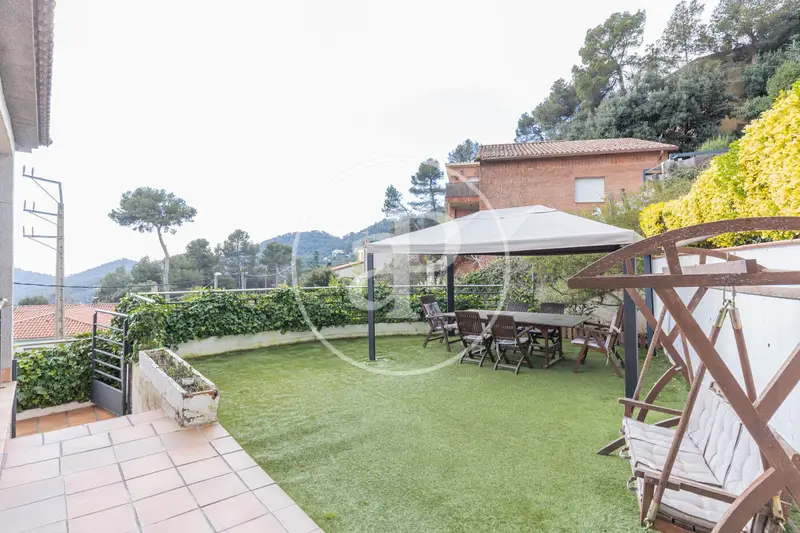 Casa en Venta en Matadepera con Piscina y Pista de Frontón