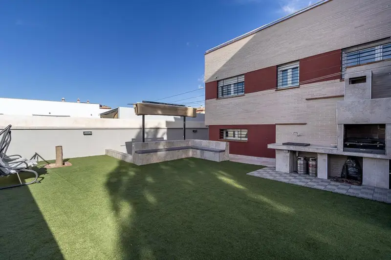 Venta Chalet con patio en Nueva Otura