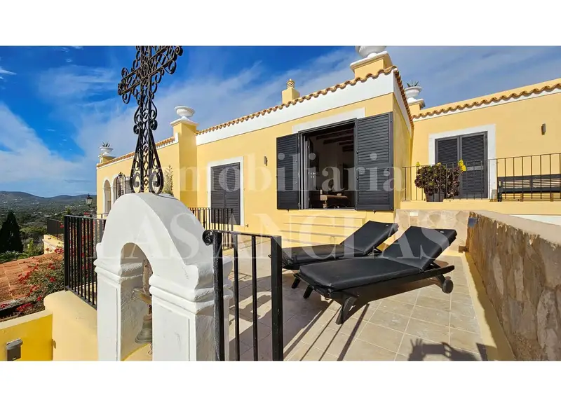 Adosado en venta en Ibiza con vistas al mar