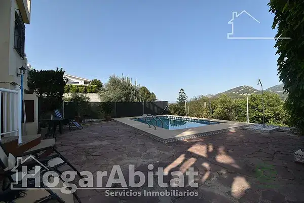 Chalet con Vistas Panorámicas en Alzira