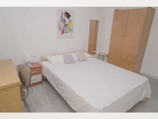 Habitación Málaga céntrica amueblada con baño compartido