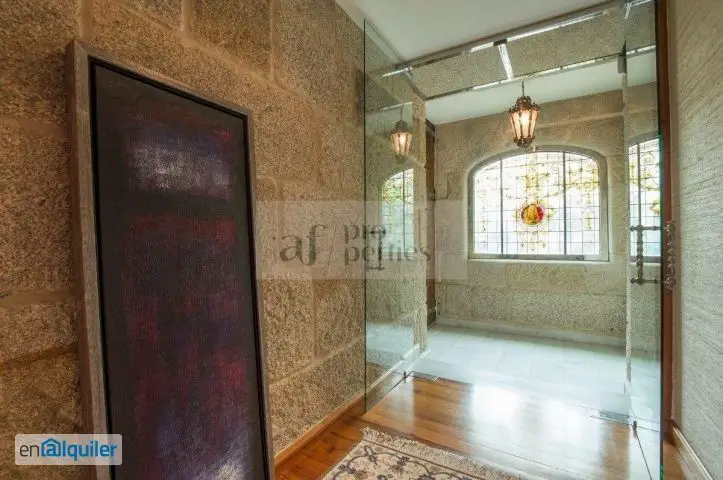 Alquiler de Chalet 4 dormitorios, 3 baños, 2 garajes, Seminuevo, en Vigo, Pontevedra