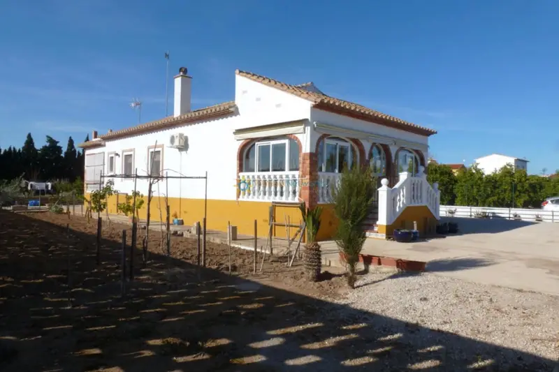 Chalet en Oliva cerca de la playa con gran parcela
