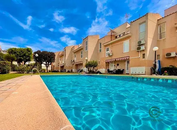 Chalet Adosado Reformado en Torrevieja con Piscina