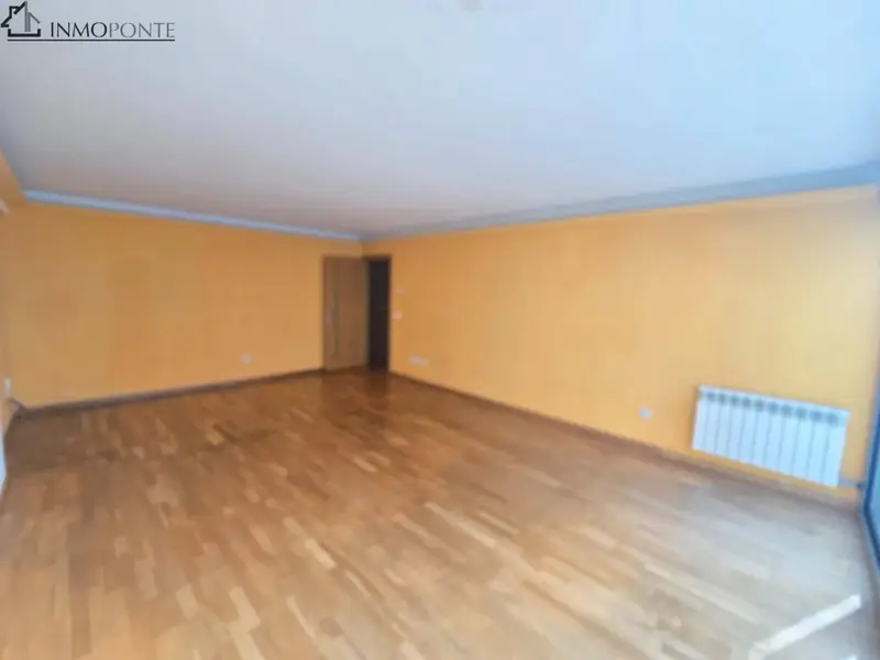 Piso en Venta en Pontevedra Ciudad: Céntrico con Terraza y Garaje