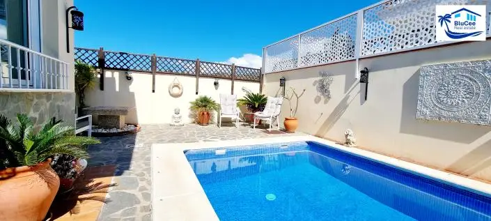 Casa adosada con piscina y vistas al mar en Torrox