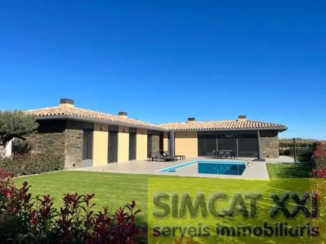 Casa Lujosa en Navata 4 Dormitorios 3 Baños Piscina