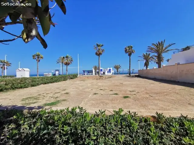 Parcela en Primera Linea de Playa Roquetas de Mar