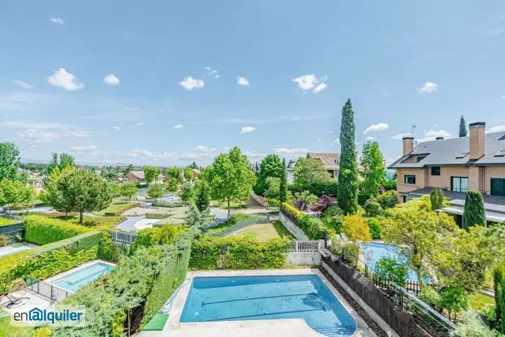 Chalet con Piscina y Terraza en Centro