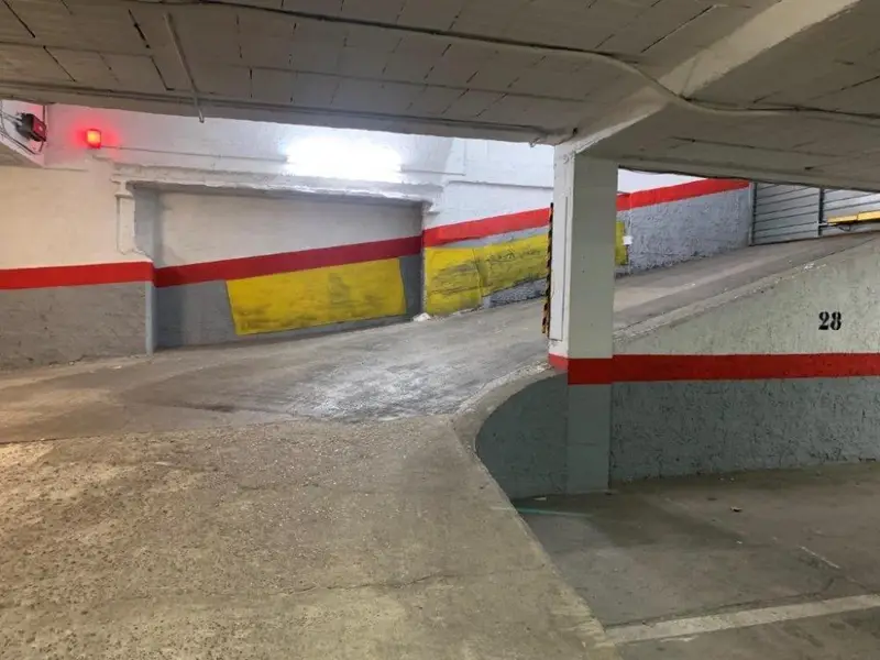 Garaje en Venta en Girona Centro Plaza de Parking en Edificio Residencial