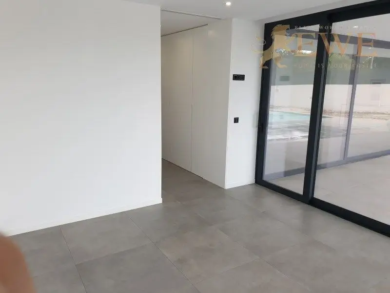 Villa de Lujo en Calpe Moderna con Piscina Cerca de la Playa