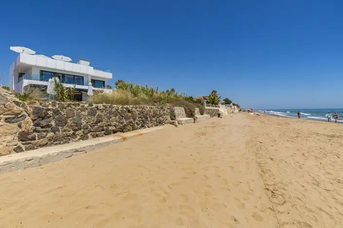 Casa en Venta 6 Dormitorios Primera Linea de Playa Marbella