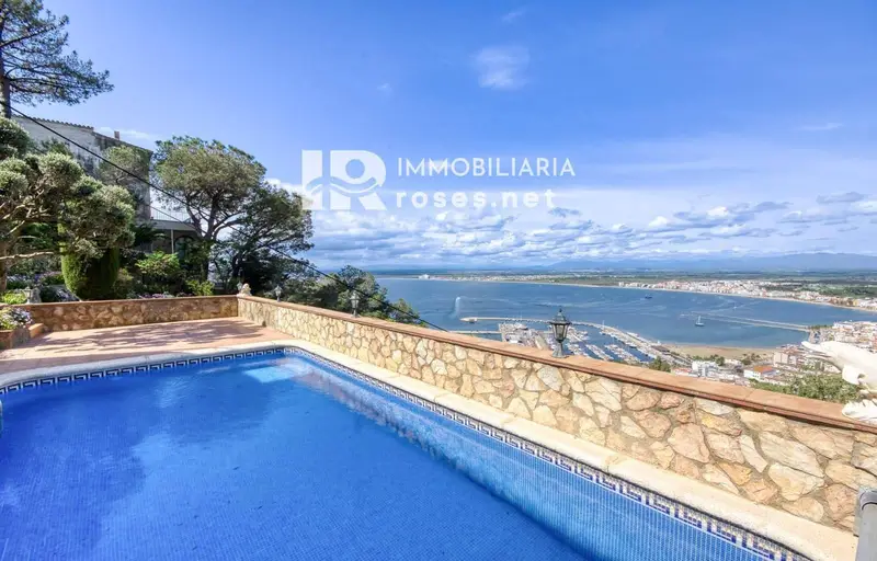 Chalet en Roses con Vistas al Mar y Piscina