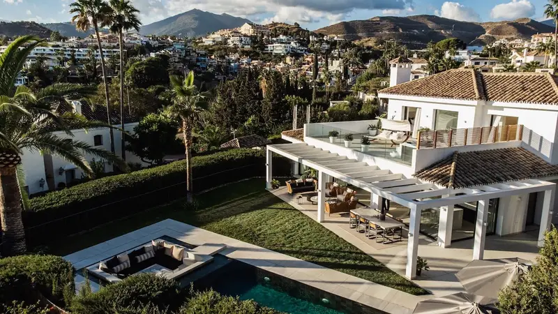 Chalet Lujoso en Venta Nueva Andalucía: Villa Moderna con Spa y Piscina