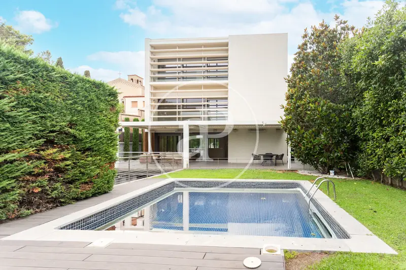 Casa en Bonanova: Lujo Moderno con Jardín y Piscina